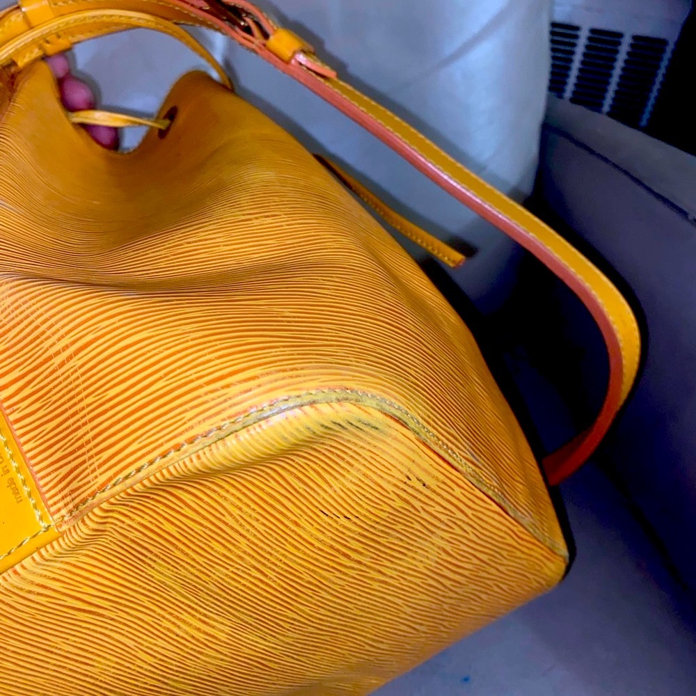 Authentic Louis Vuitton Noe Epi MM bag in canary colour - Picture 10 of 16